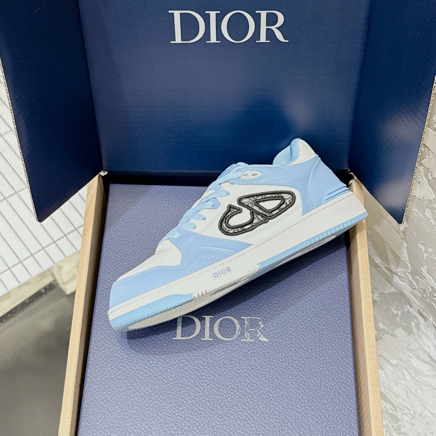 2025년 한정판 Dior x 카브스(KAWS) 콜라보 B57 스니커즈