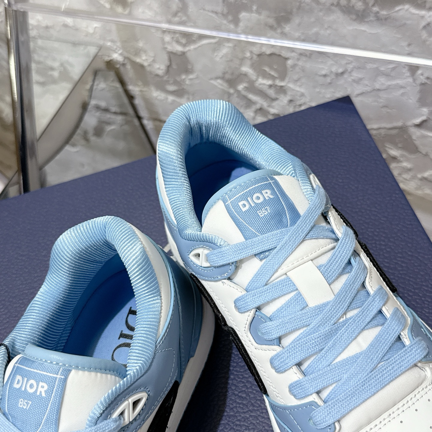 2025년 한정판 Dior x 카브스(KAWS) 콜라보 B57 스니커즈