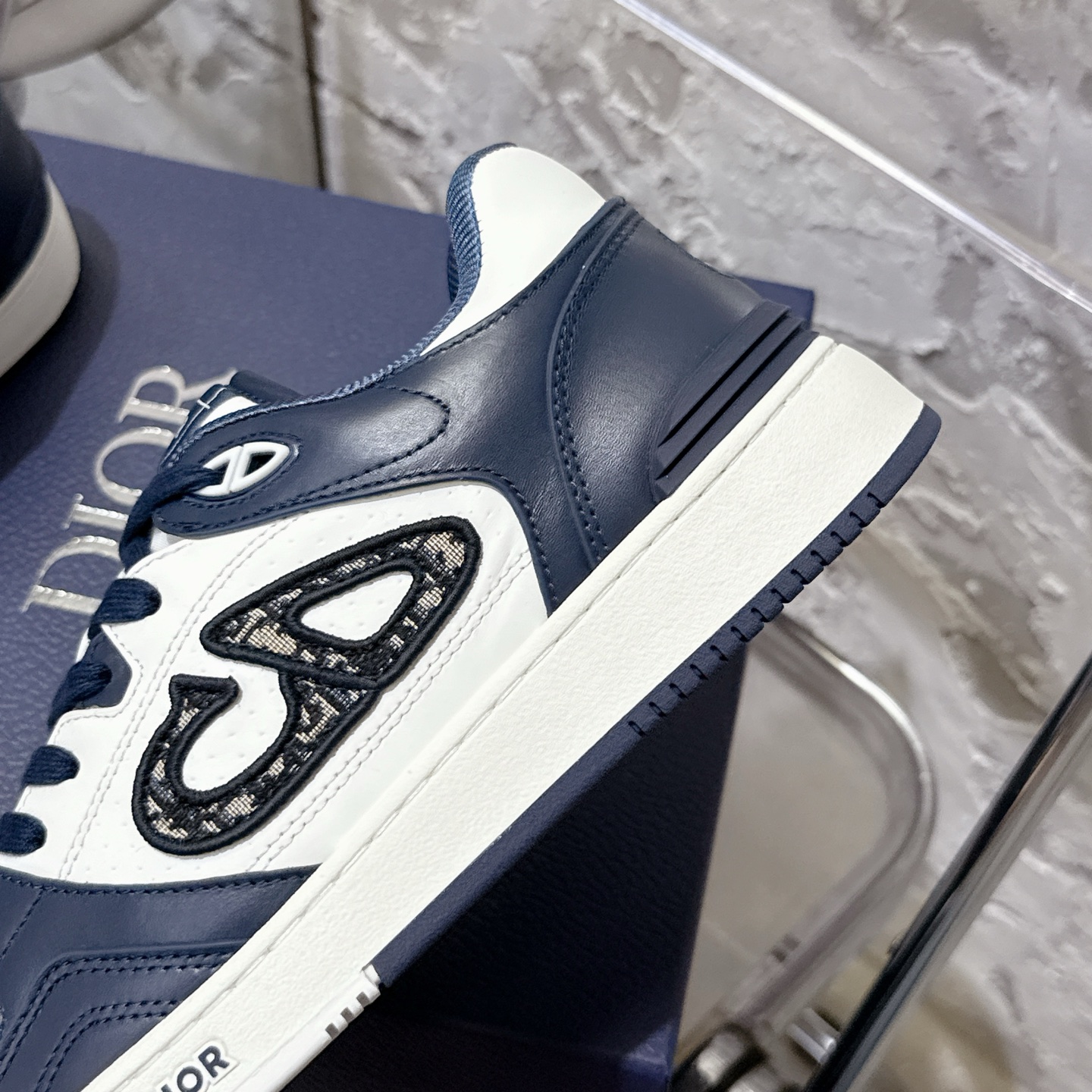 2025년 한정판 Dior x 카브스(KAWS) 콜라보 B57 스니커즈