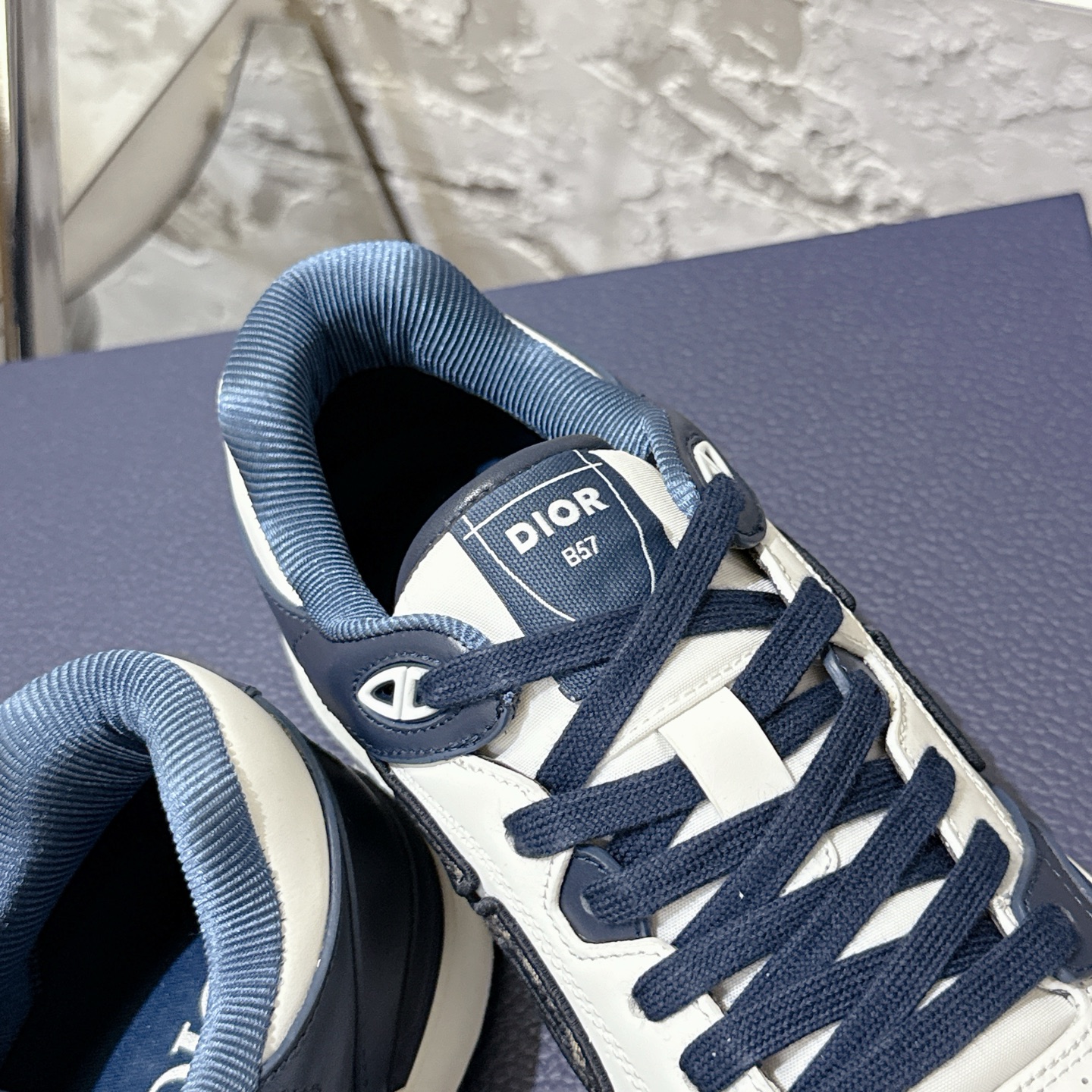 2025년 한정판 Dior x 카브스(KAWS) 콜라보 B57 스니커즈