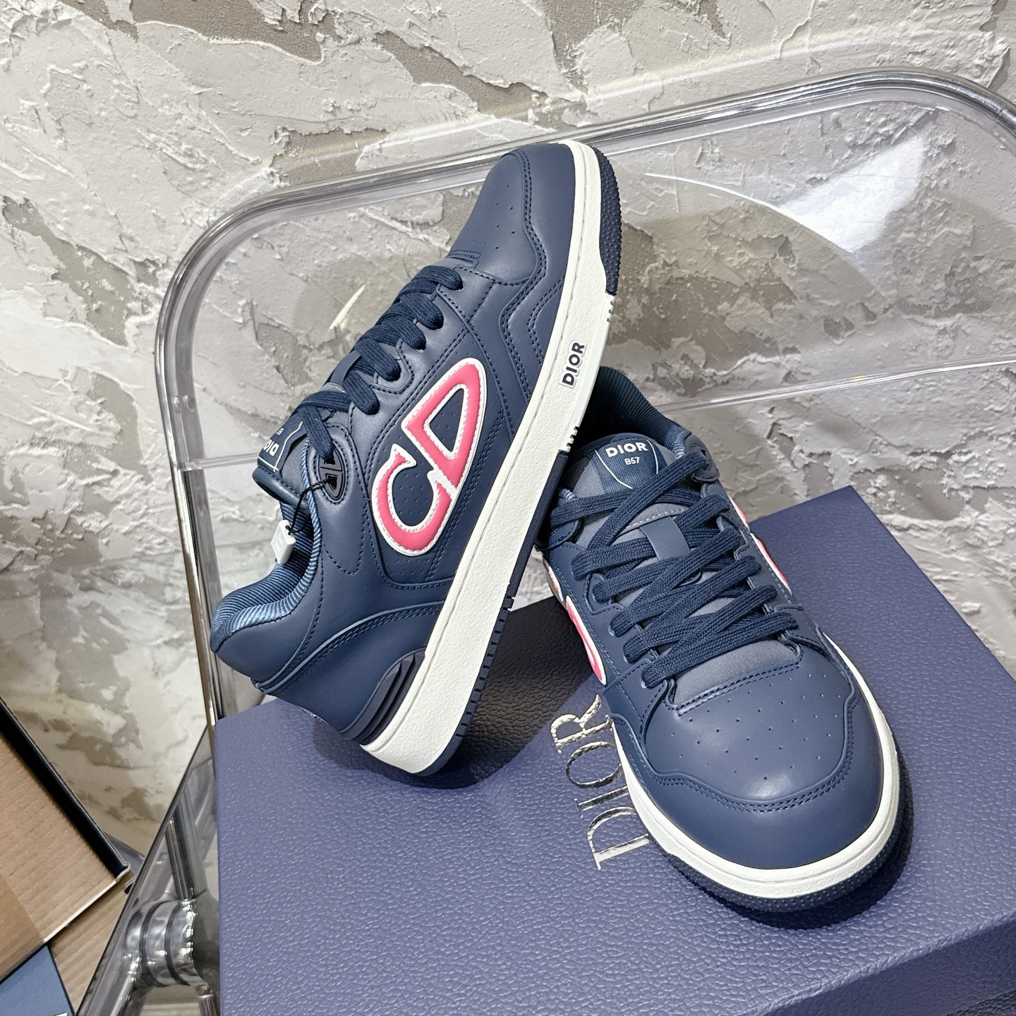 2025년 한정판 Dior x 카브스(KAWS) 콜라보 B57 스니커즈
