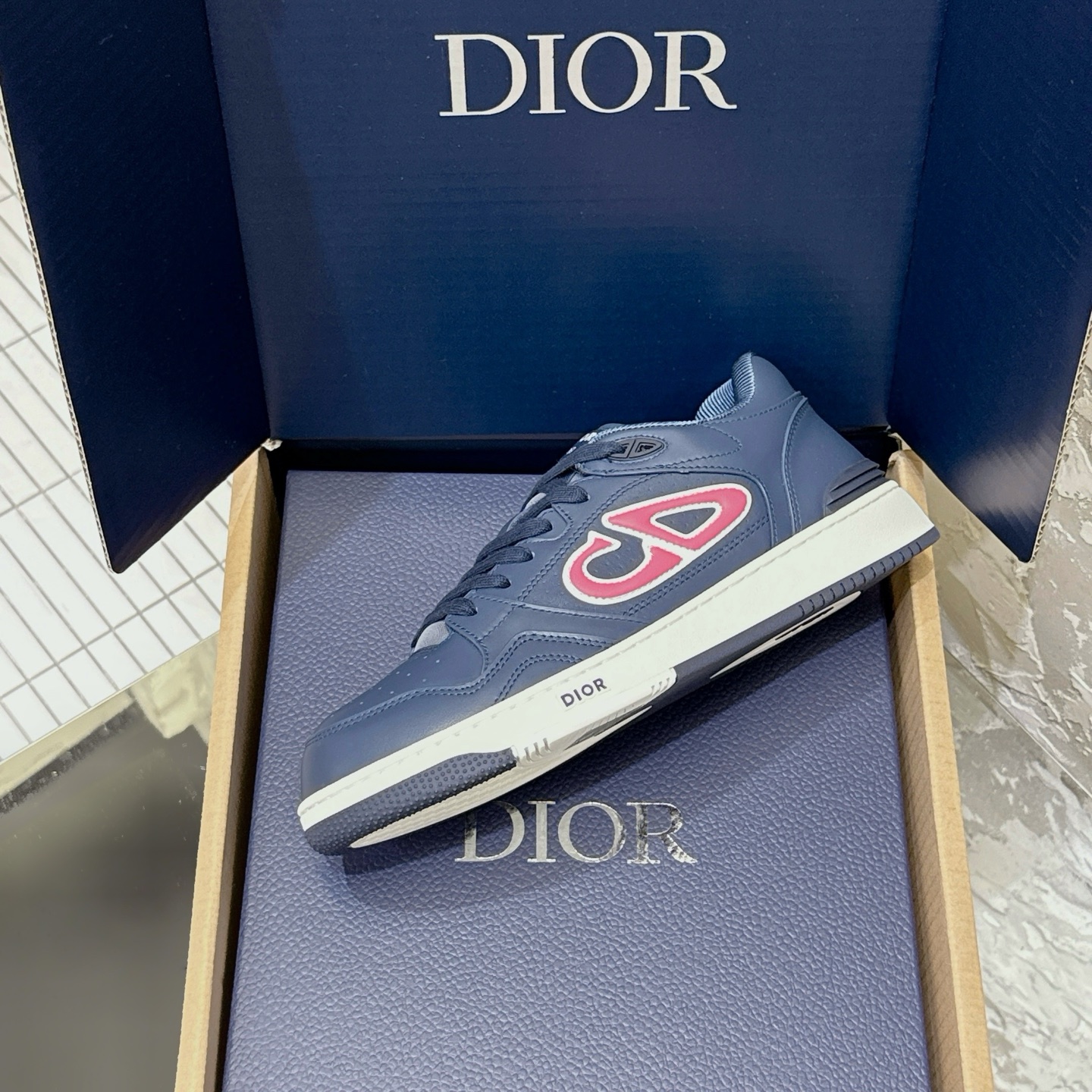 2025년 한정판 Dior x 카브스(KAWS) 콜라보 B57 스니커즈