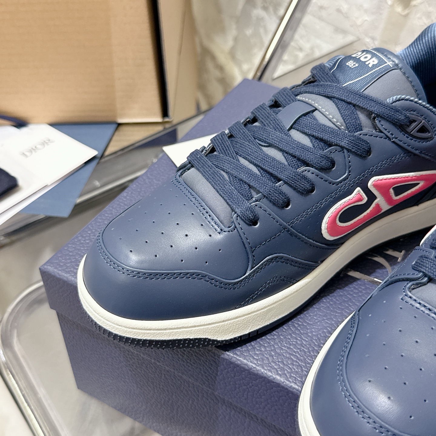 2025년 한정판 Dior x 카브스(KAWS) 콜라보 B57 스니커즈