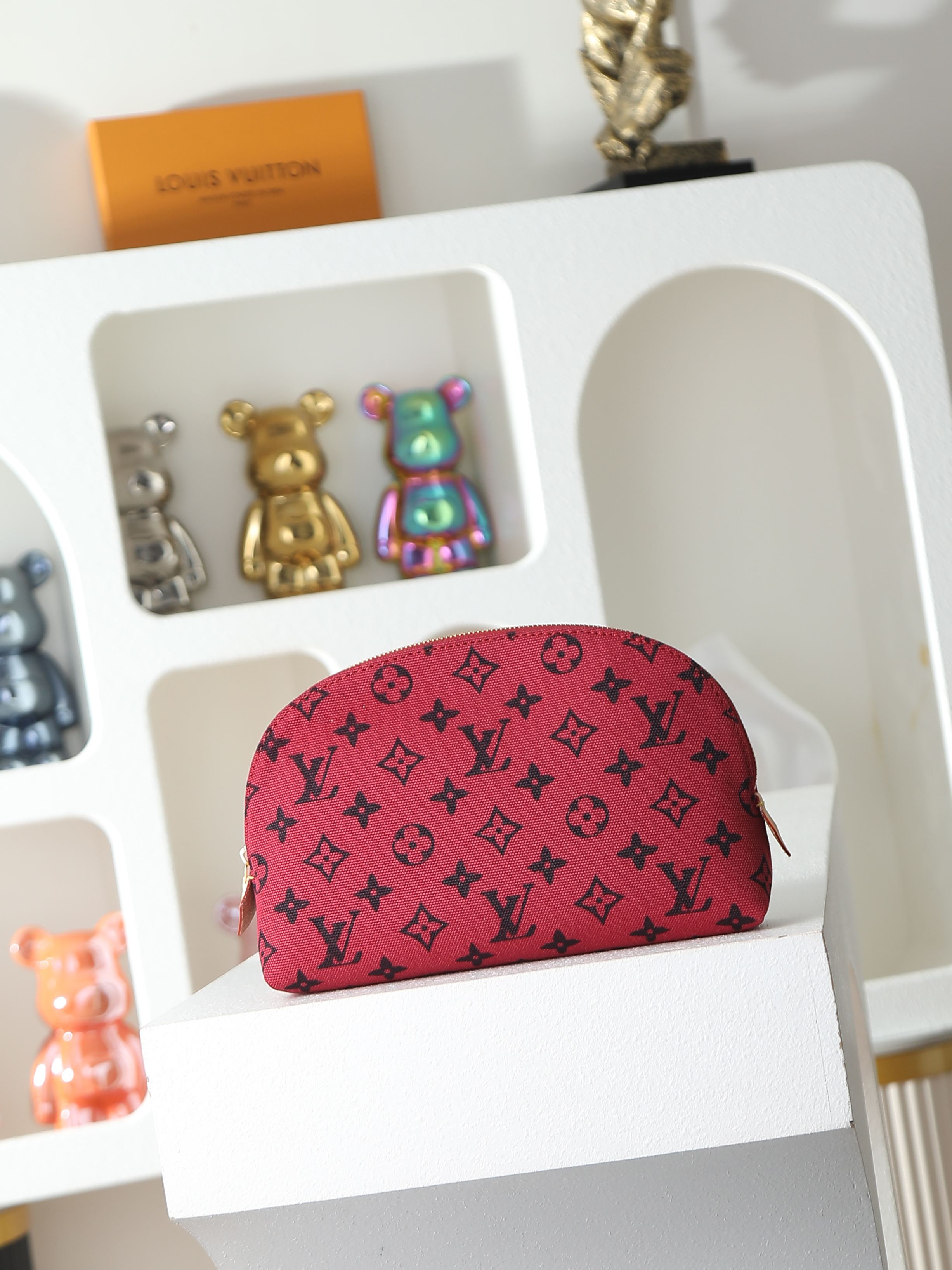 루이비통 M25759 Pochette Cosmétique 중형 와인 레드 스타일 화장품 파우치