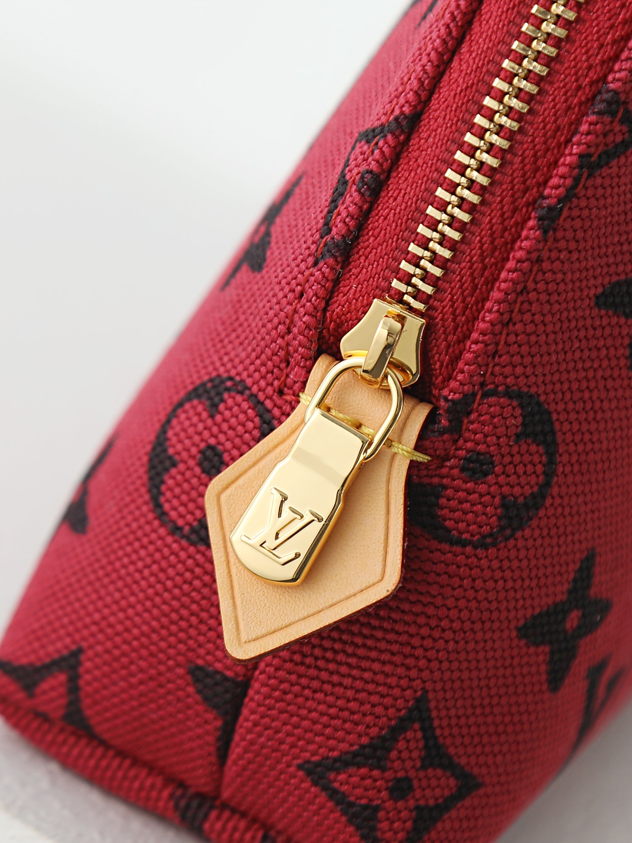 루이비통 M25759 Pochette Cosmétique 중형 와인 레드 스타일 화장품 파우치