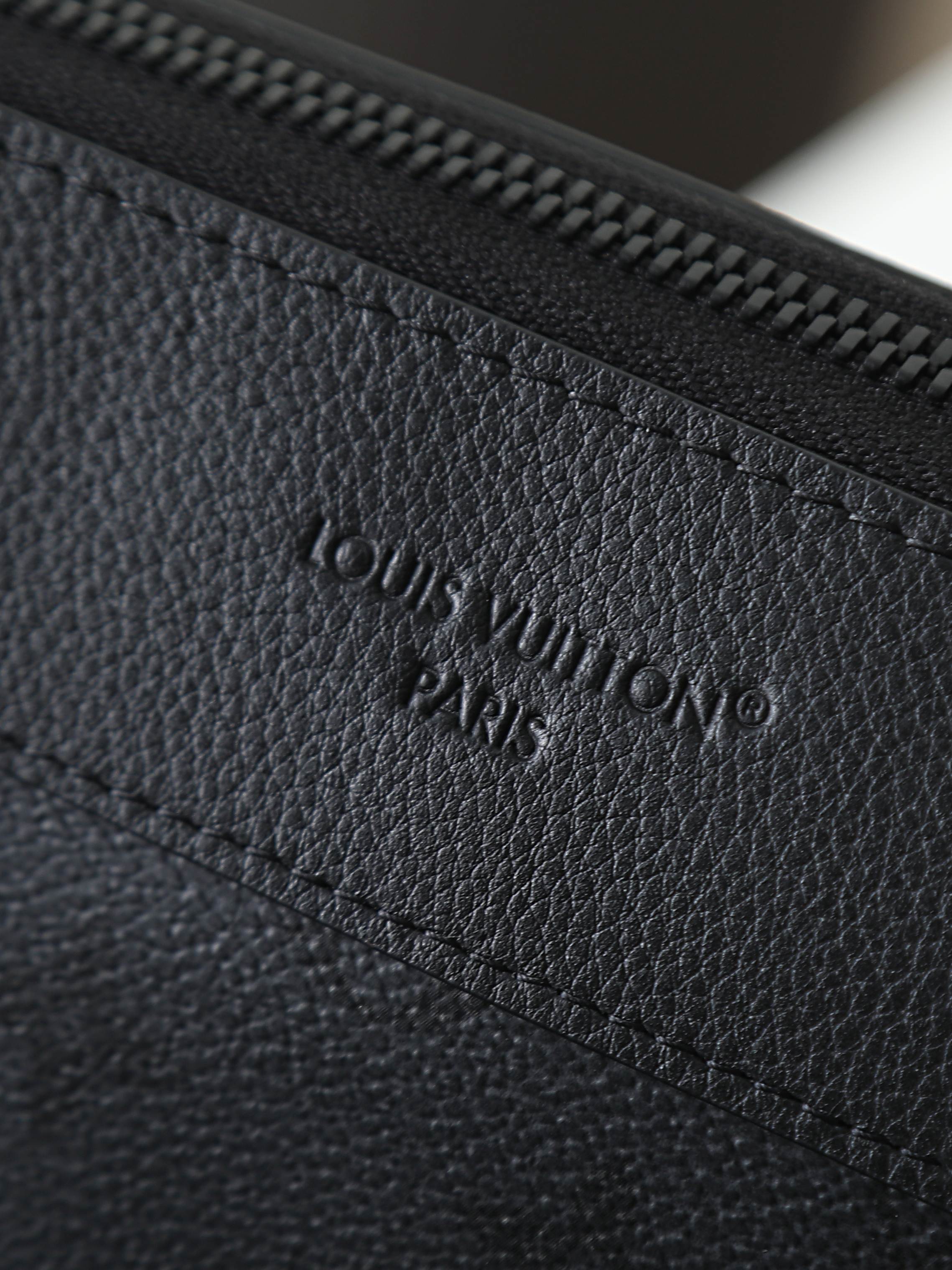 루이비통 M26741 Pochette Voyage Souple Monogram Midnight 스타일 클러치백