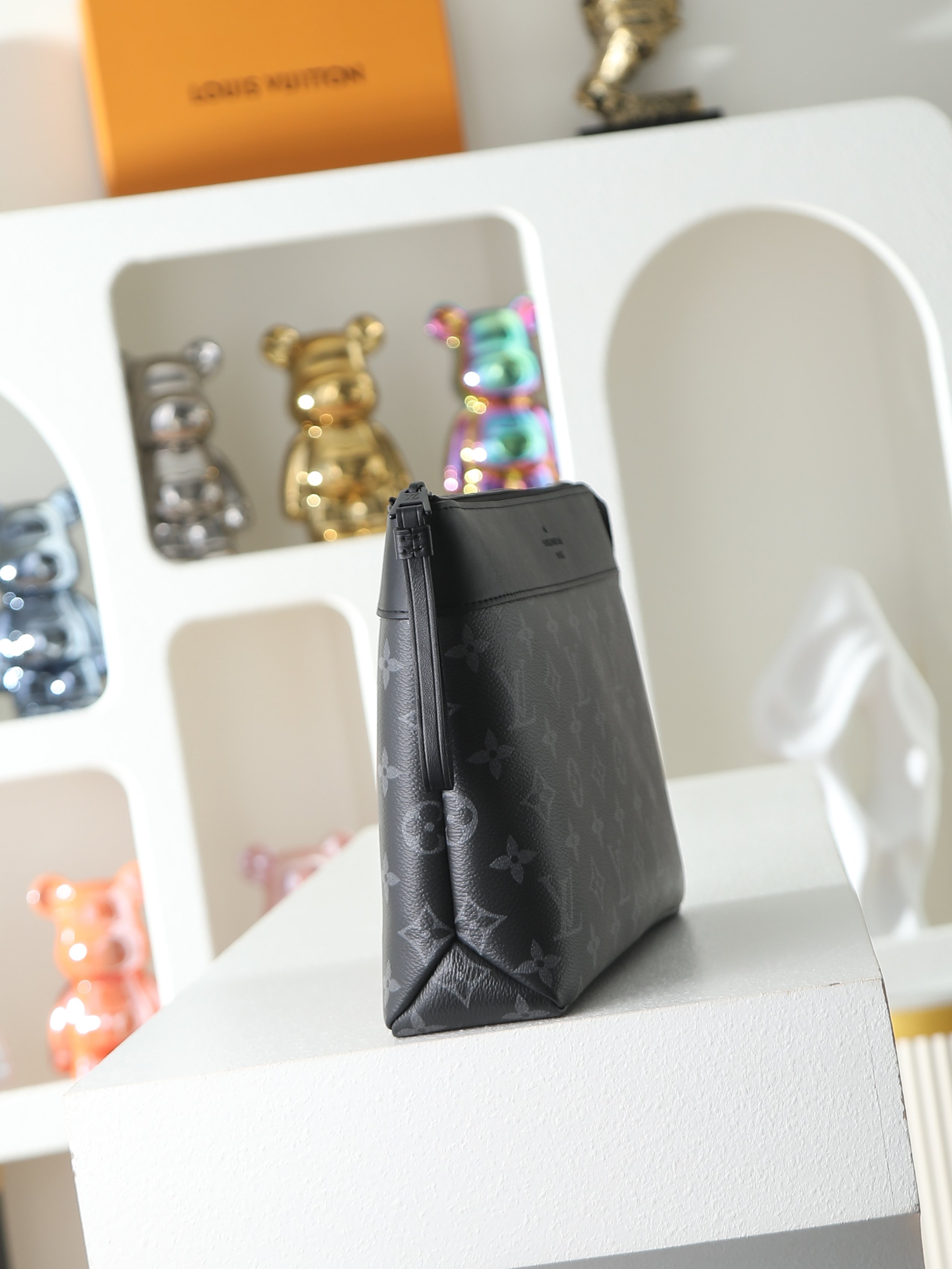 루이비통 M82543 Pochette Voyage Souple Monogram Eclipse 스타일 클러치백/손가방