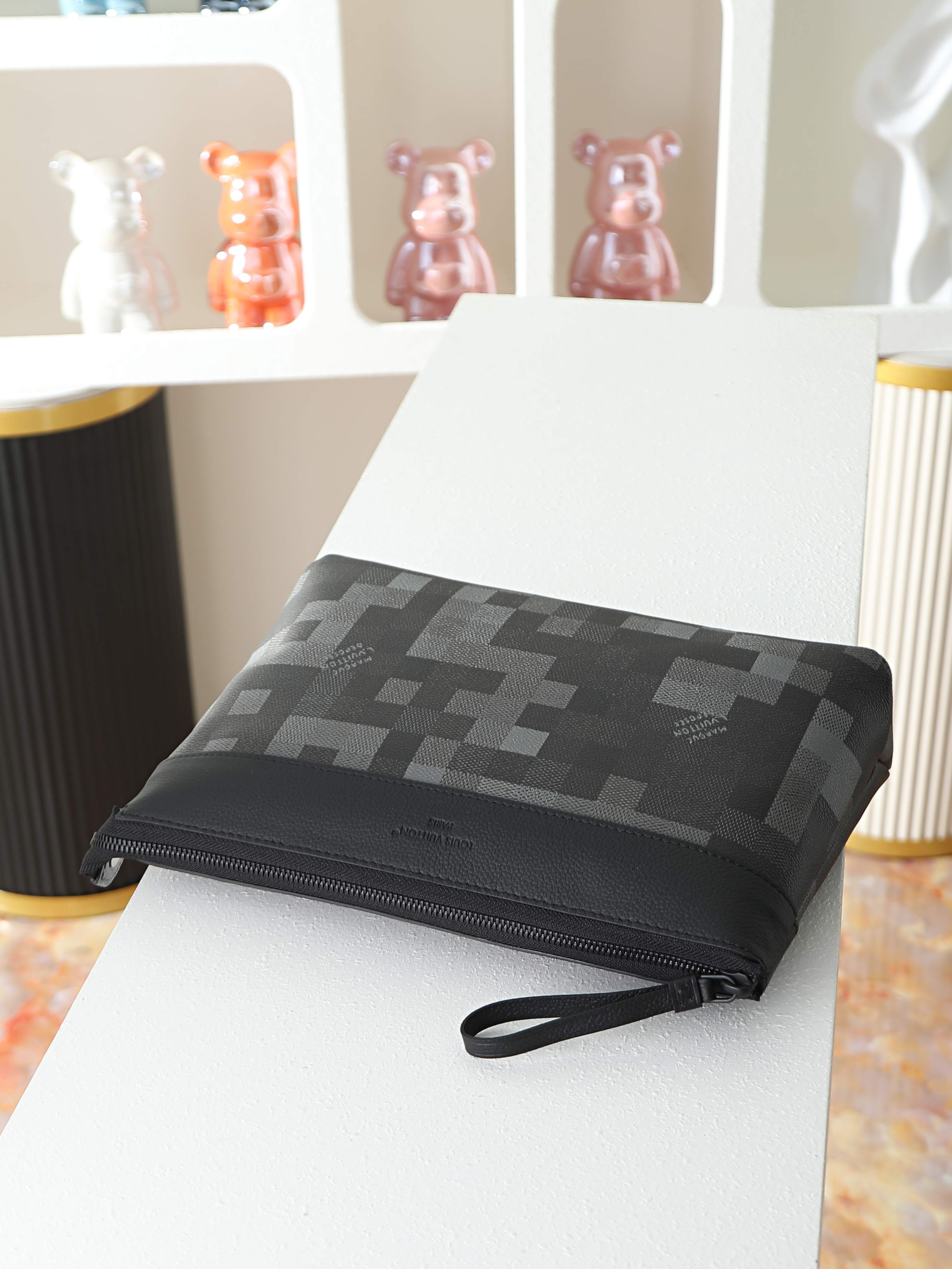 루이비통 M14926 Pochette Voyage Souple Damoflage Black 스타일 클러치백/손가방