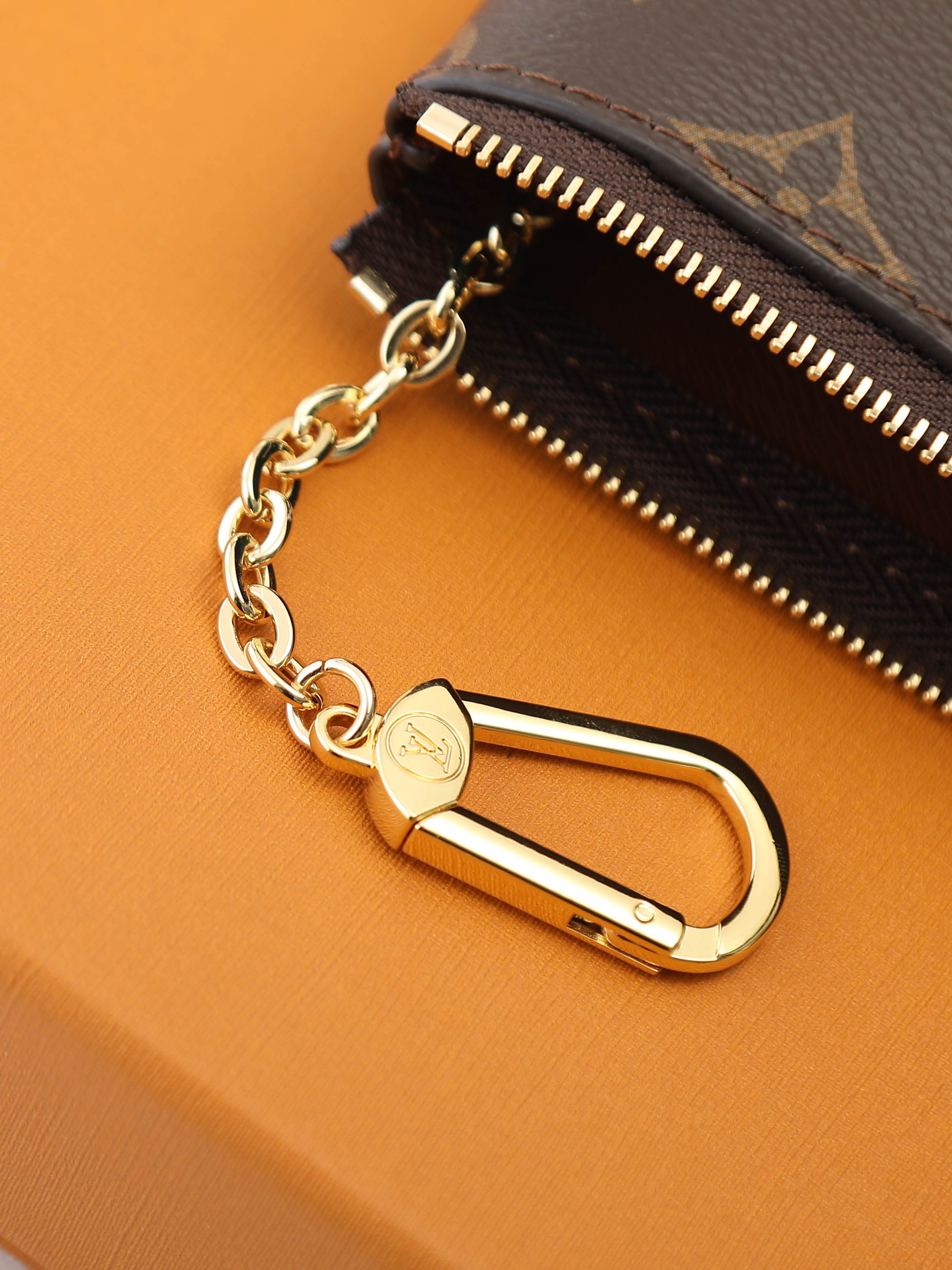 루이비통 M13560 Pochette Clés 중형 모노그램 스타일 열쇠지갑동전지갑 겸 여권·카드 파우치