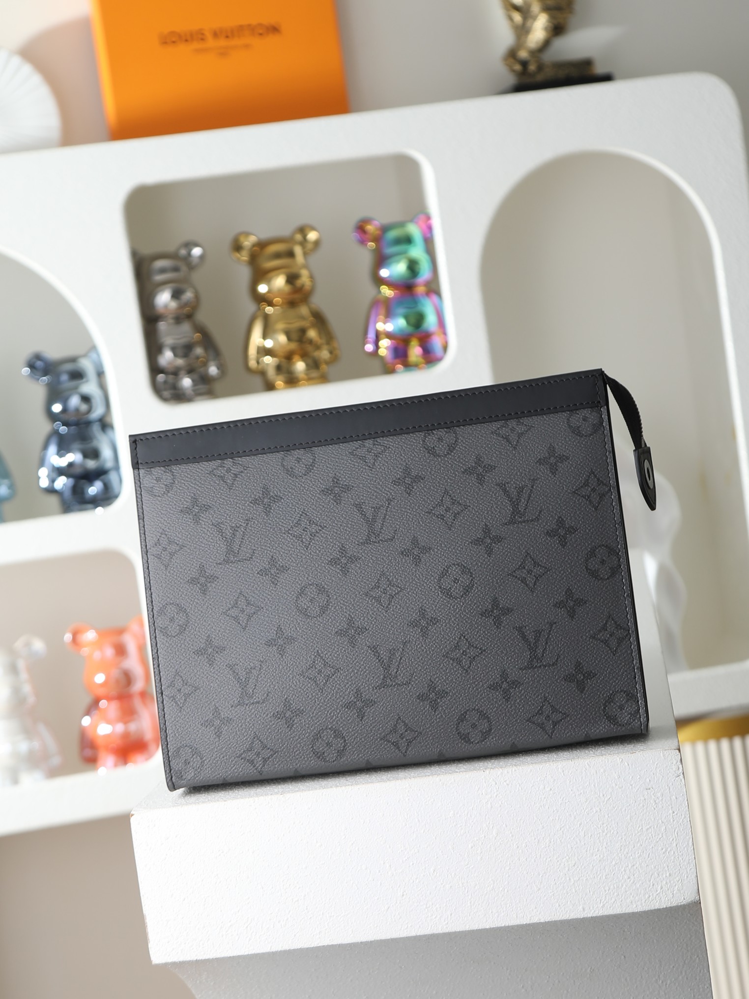 루이비통 M69535 Pochette Voyage 중형 Monogram Eclipse  Eclipse Reverse 스타일 클러치백
