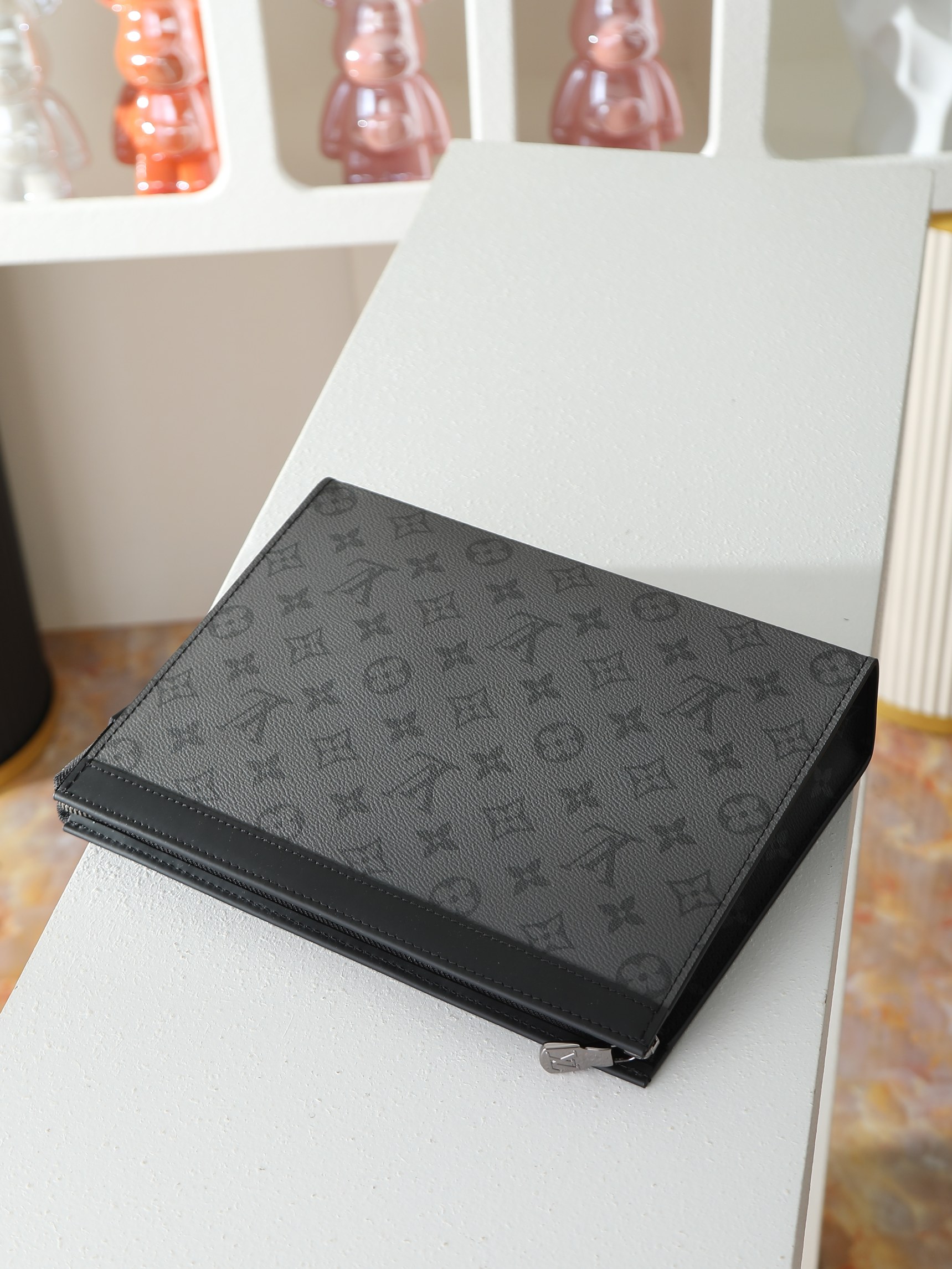루이비통 M69535 Pochette Voyage 중형 Monogram Eclipse  Eclipse Reverse 스타일 클러치백