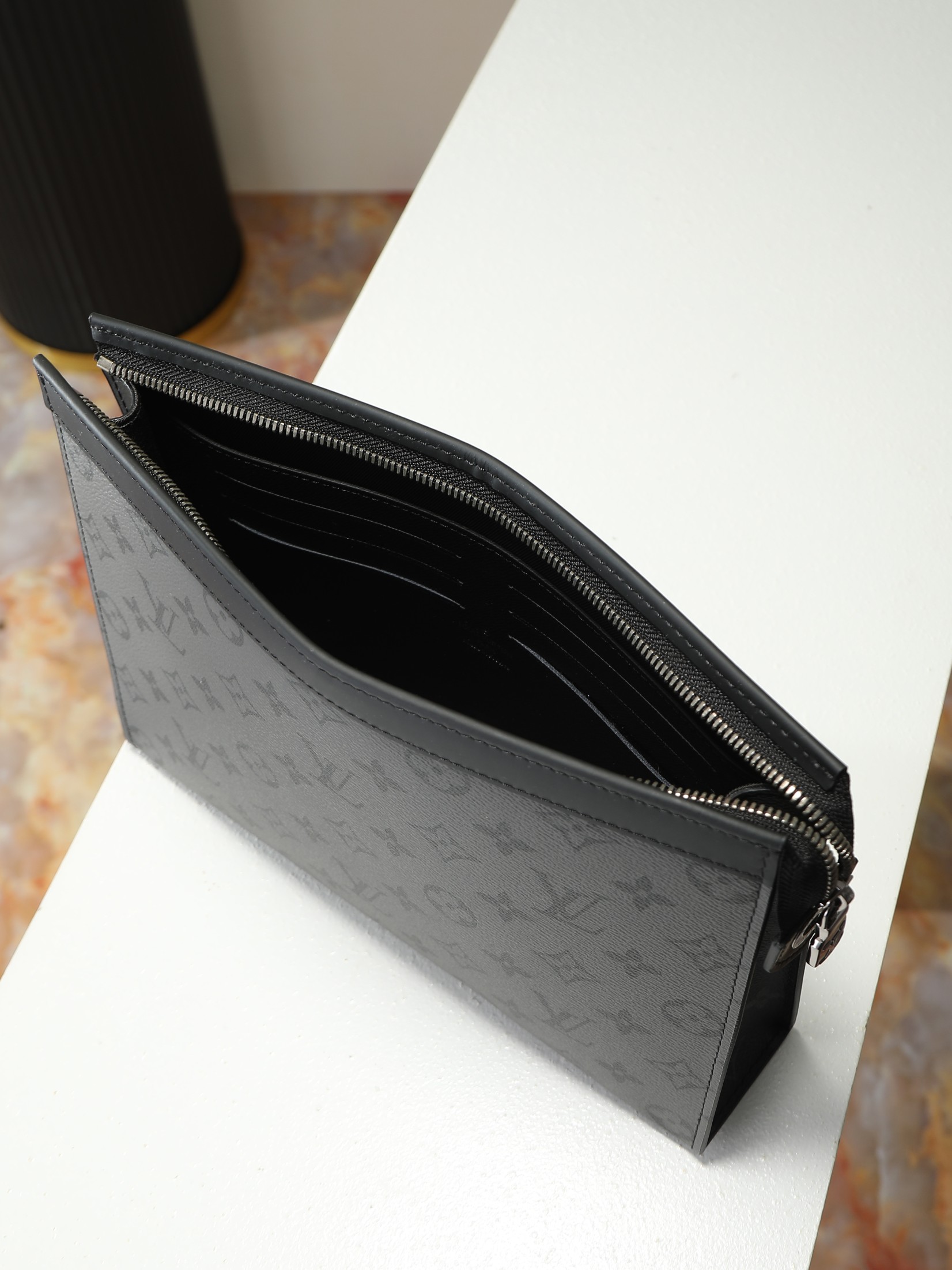 루이비통 M69535 Pochette Voyage 중형 Monogram Eclipse  Eclipse Reverse 스타일 클러치백