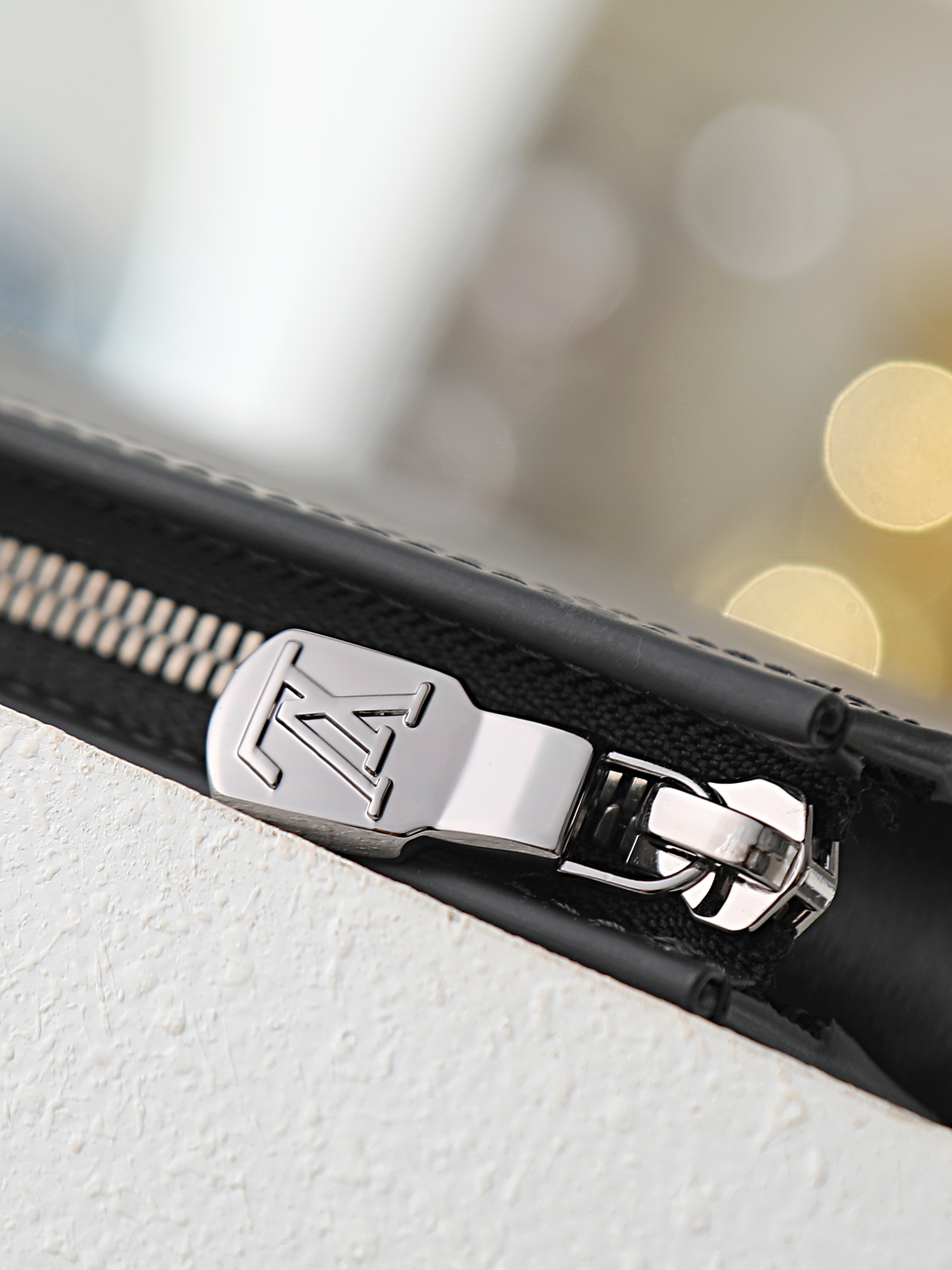 루이비통 M69535 Pochette Voyage 중형 Monogram Eclipse  Eclipse Reverse 스타일 클러치백