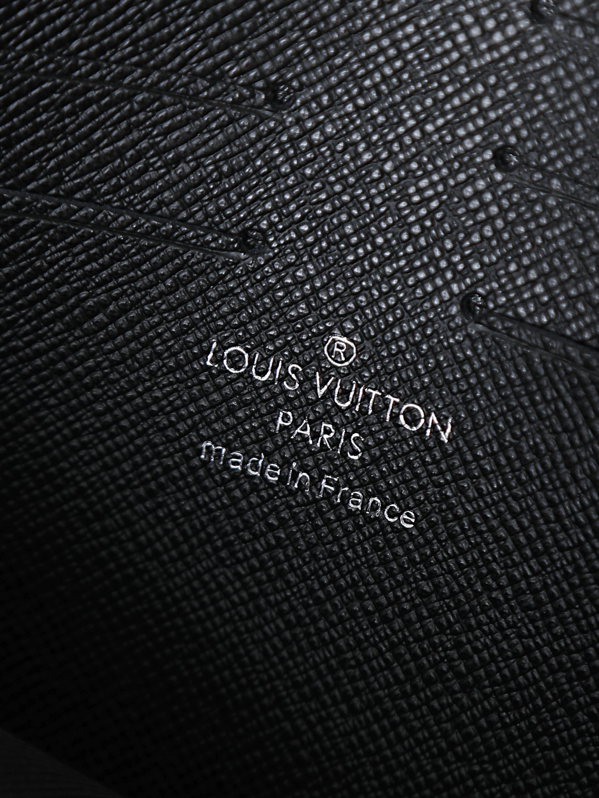루이비통 M69535 Pochette Voyage 중형 Monogram Eclipse  Eclipse Reverse 스타일 클러치백