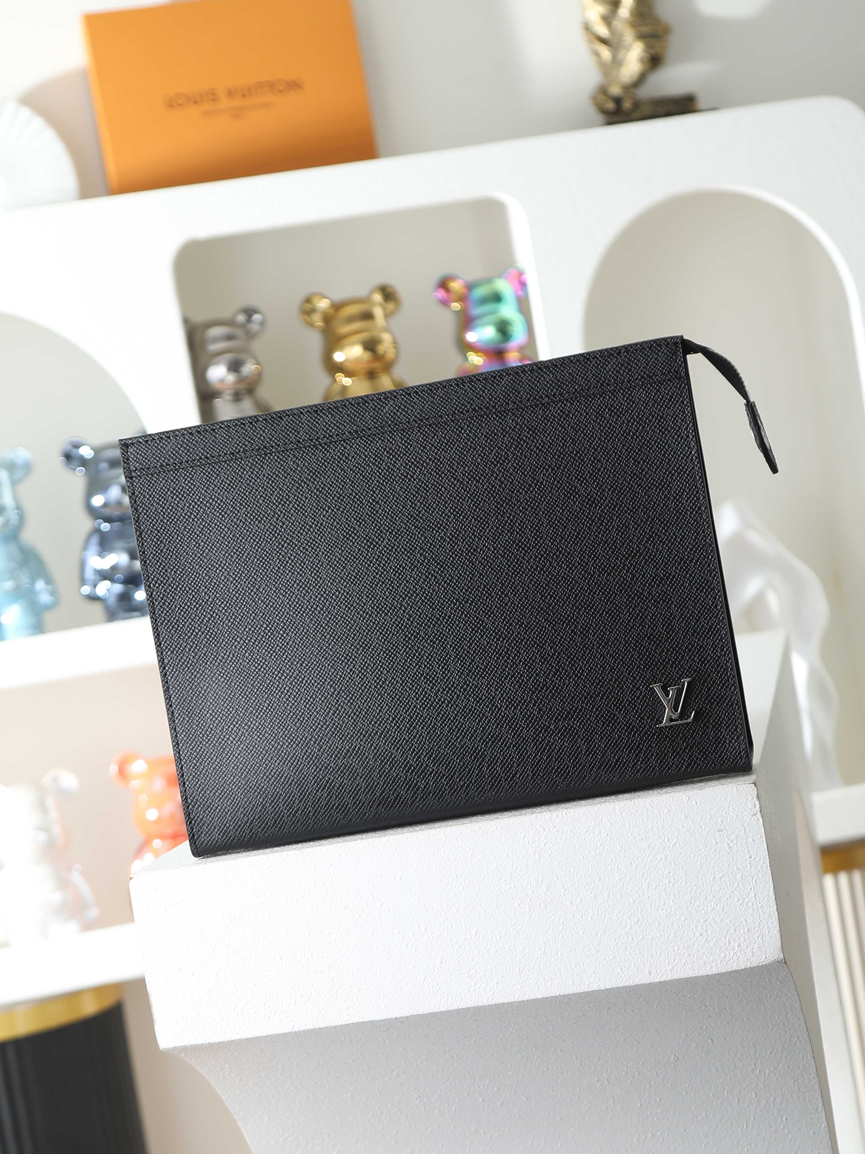 루이비통 M30450 Pochette Voyage 타이가 가죽 십자무늬 스타일 클러치백서류 파우치