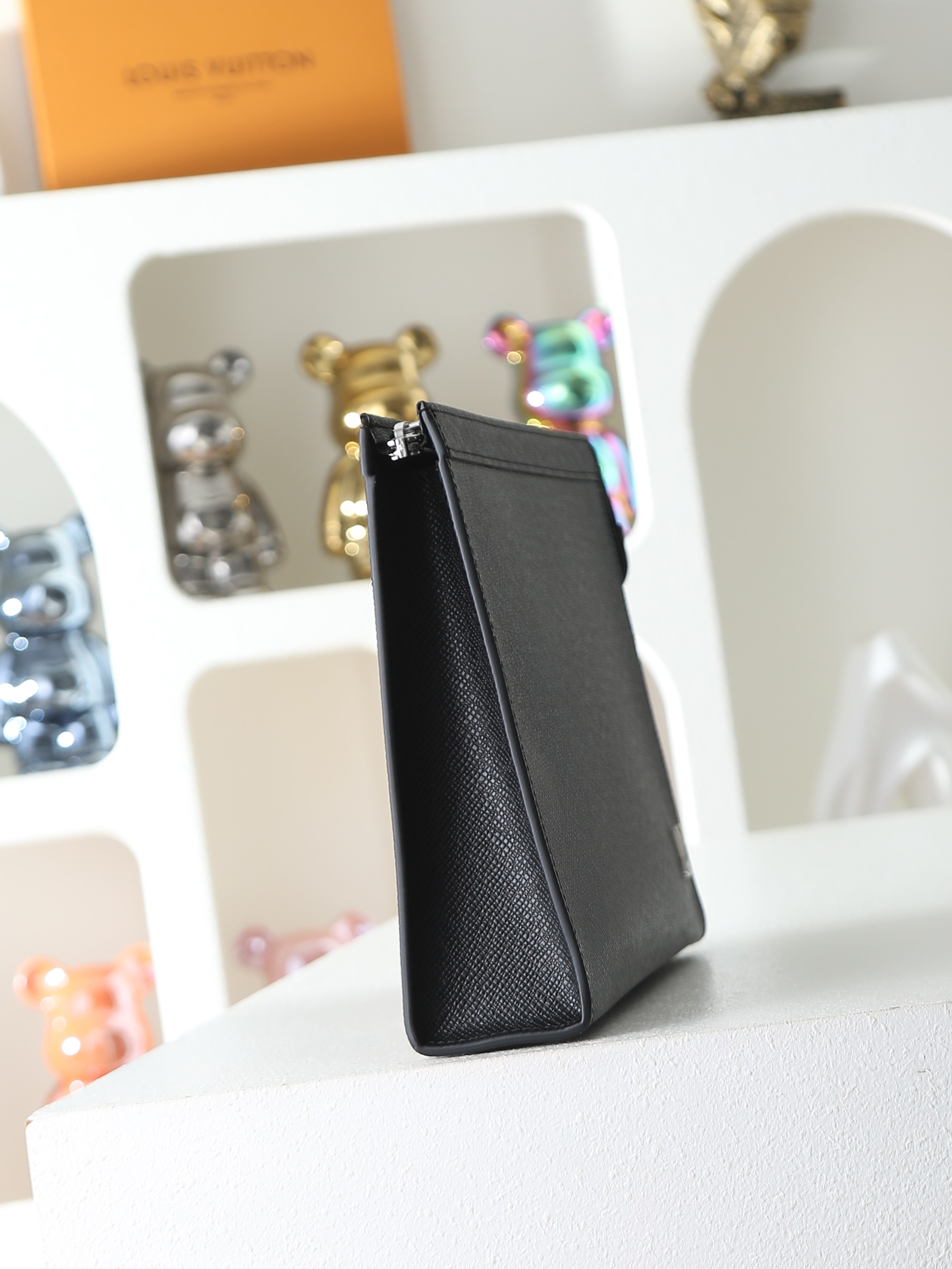 루이비통 M30450 Pochette Voyage 타이가 가죽 십자무늬 스타일 클러치백서류 파우치