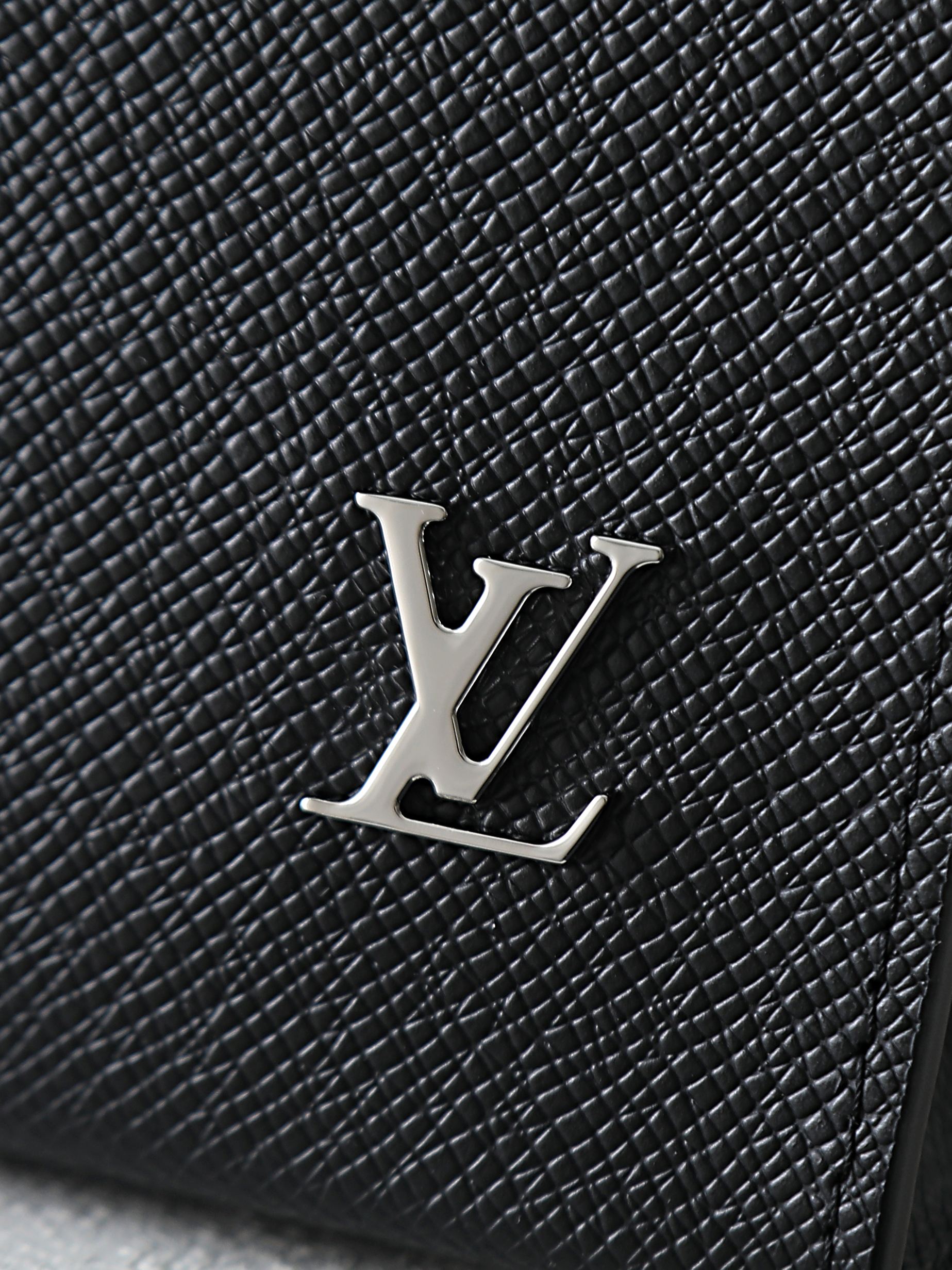 루이비통 M30450 Pochette Voyage 타이가 가죽 십자무늬 스타일 클러치백서류 파우치