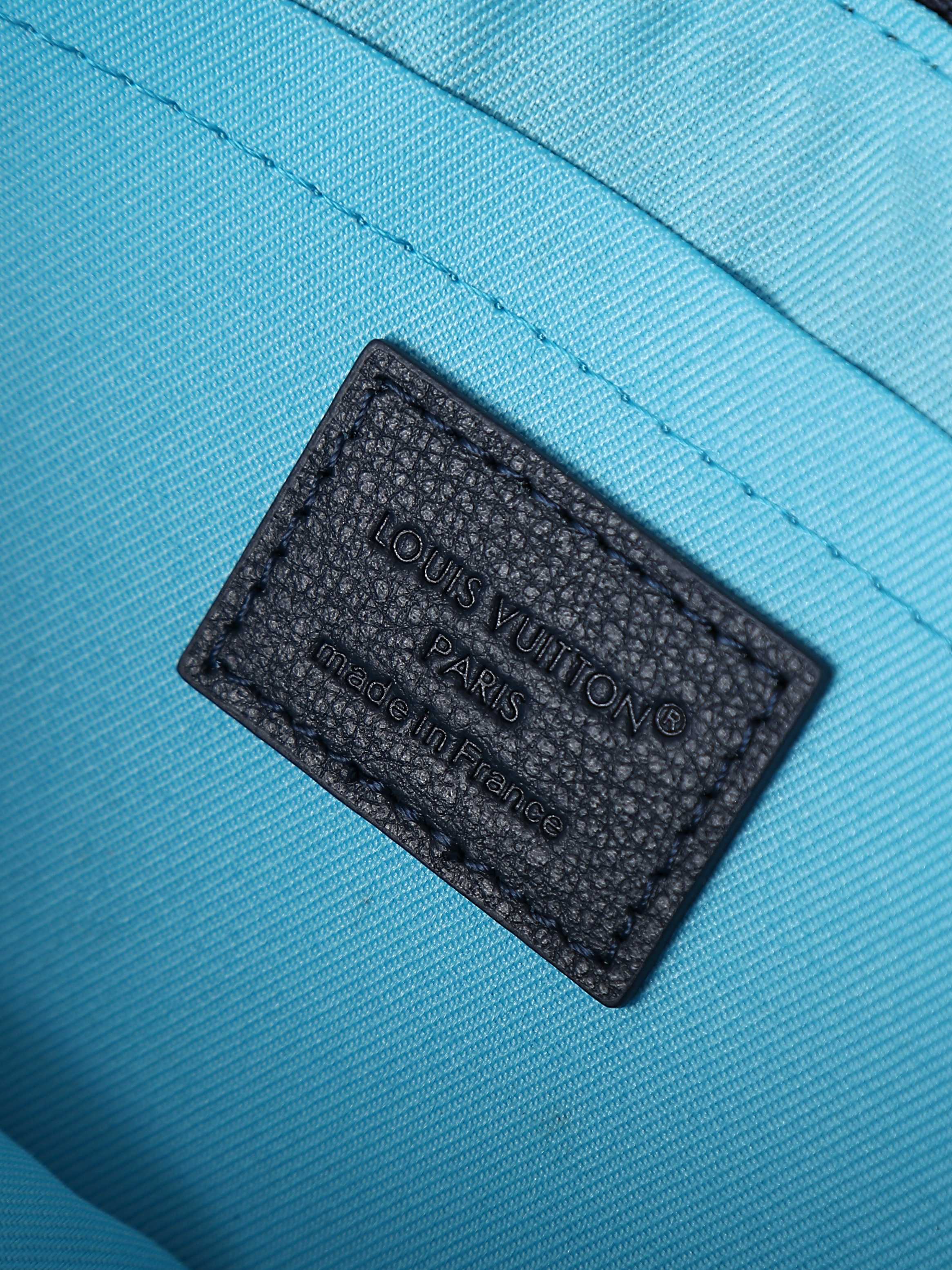 루이비통 M28913 블루 Monogram Shadow 가죽 스타일의 얇은 클러치백서류 파우치