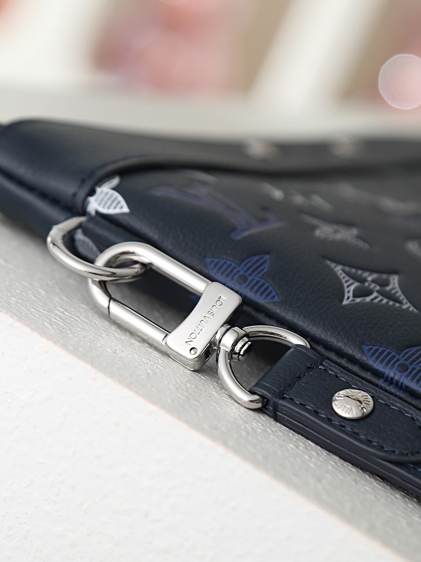 루이비통 M28913 블루 Monogram Shadow 가죽 스타일의 얇은 클러치백서류 파우치