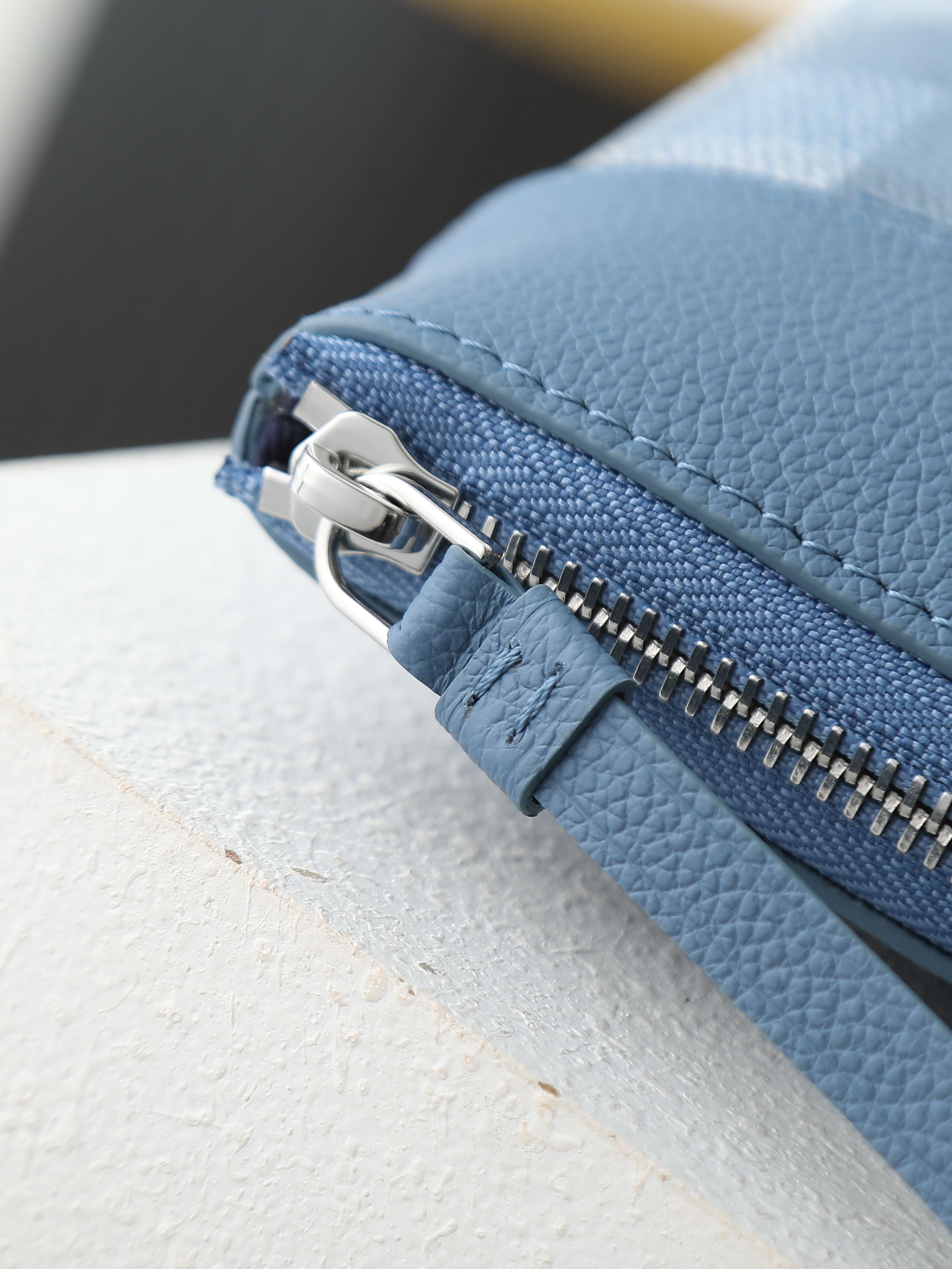 루이비통 M28846 Pochette Voyage Souple Damoflage 스타일 클러치백