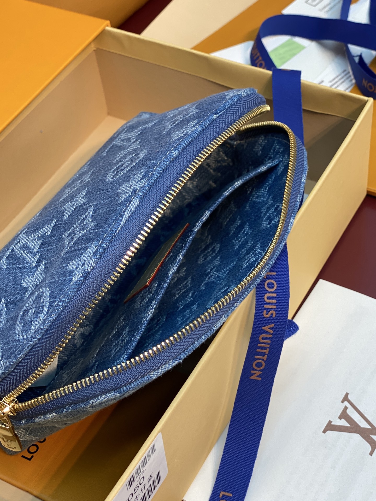 루이비통 M28050 Pochette Cosmétique 소형 데님 블루 스타일 화장품 파우치