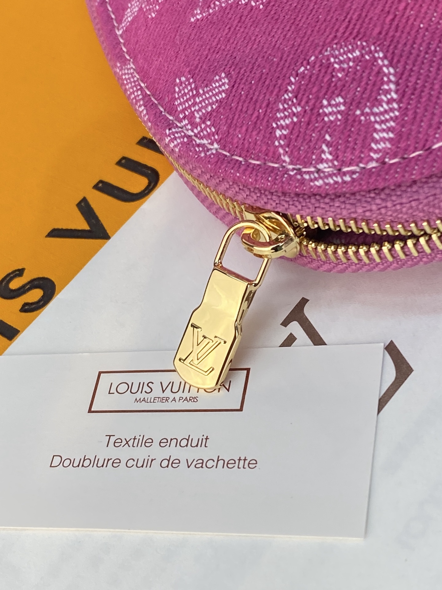 루이비통 M28050 Pochette Cosmétique 소형 데님 레드 스타일 화장품 파우치