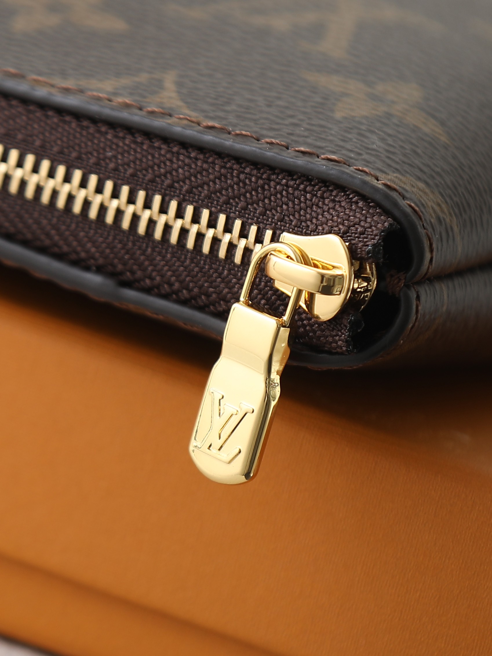루이비통 M13561 Pochette Clés L 대형 모노그램 스타일 서류노트북 파우치루이비통 M13561 Pochette Clés L 대형 모노그램 스타일 서류노트북 파우치