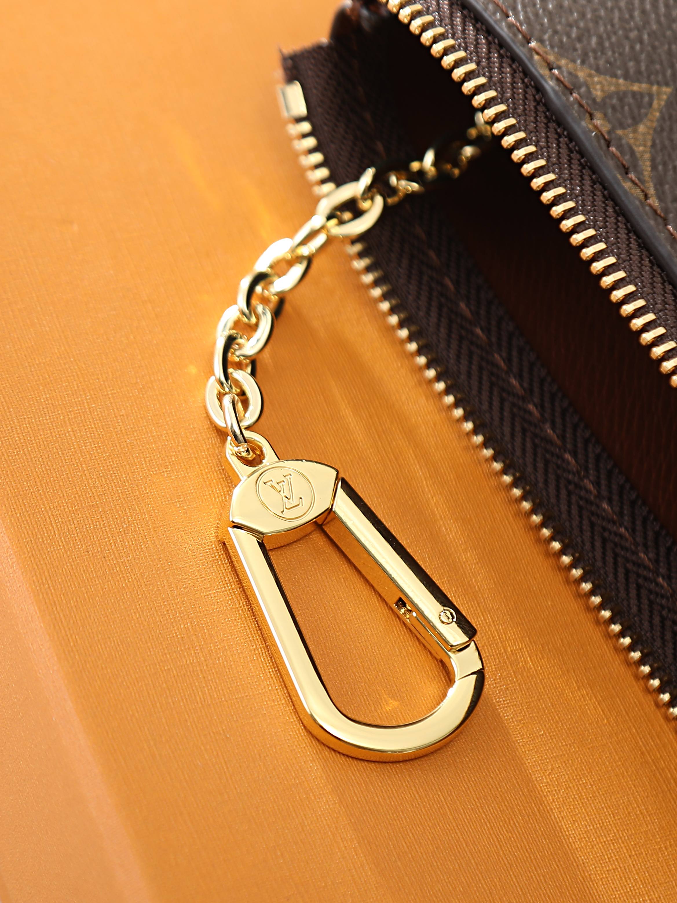 루이비통 M13561 Pochette Clés L 대형 모노그램 스타일 서류노트북 파우치루이비통 M13561 Pochette Clés L 대형 모노그램 스타일 서류노트북 파우치