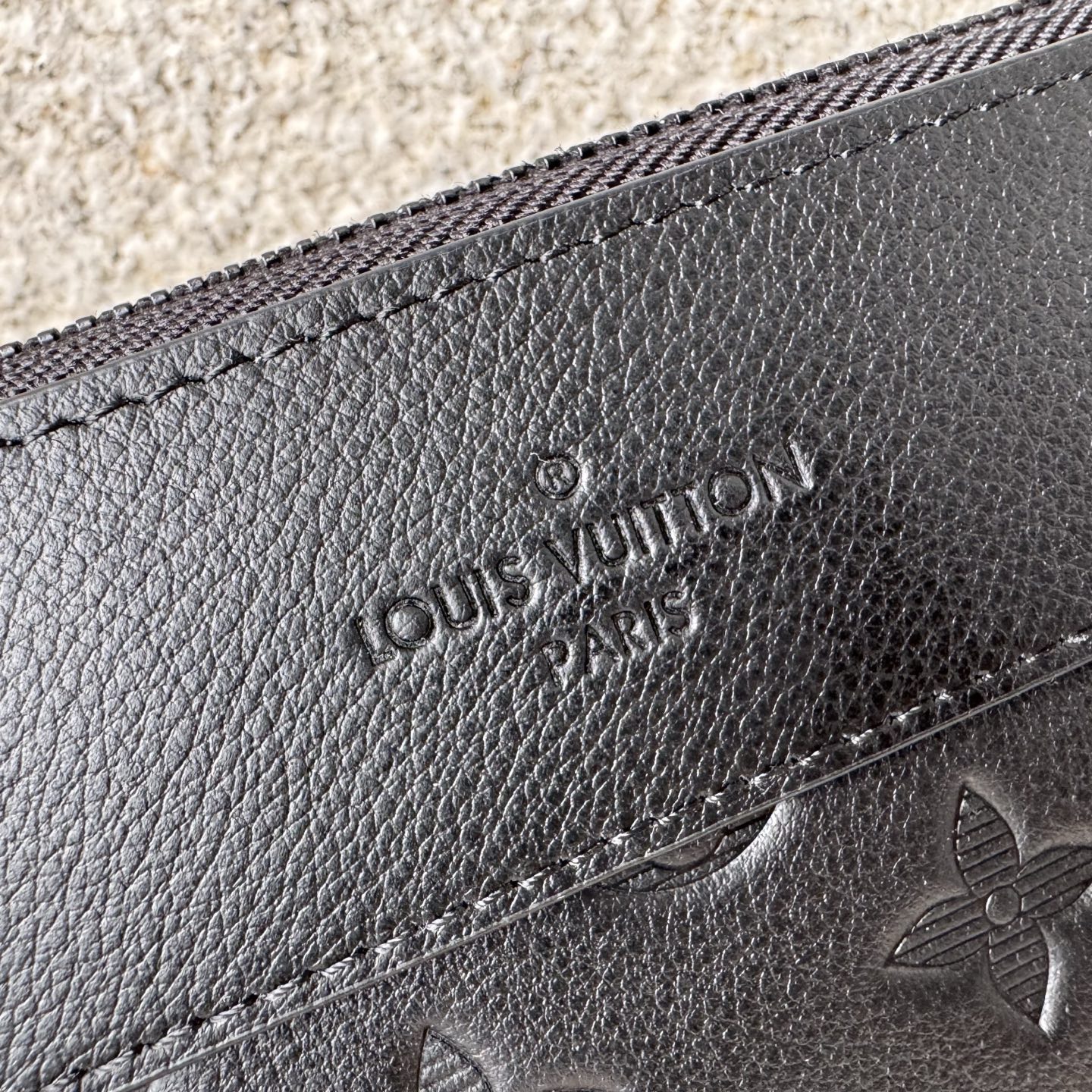 루이비통 M82545 Monogram Shadow 엠보싱 플라워 스타일 Pochette Voyage Souple 클러치백