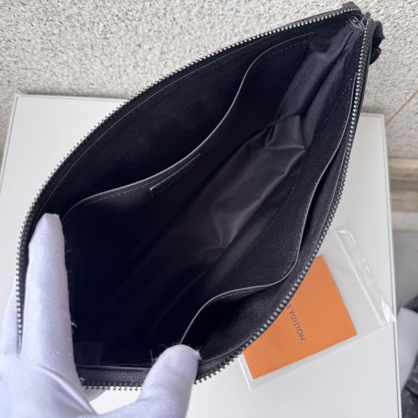 루이비통 M82545 Monogram Shadow 엠보싱 플라워 스타일 Pochette Voyage Souple 클러치백