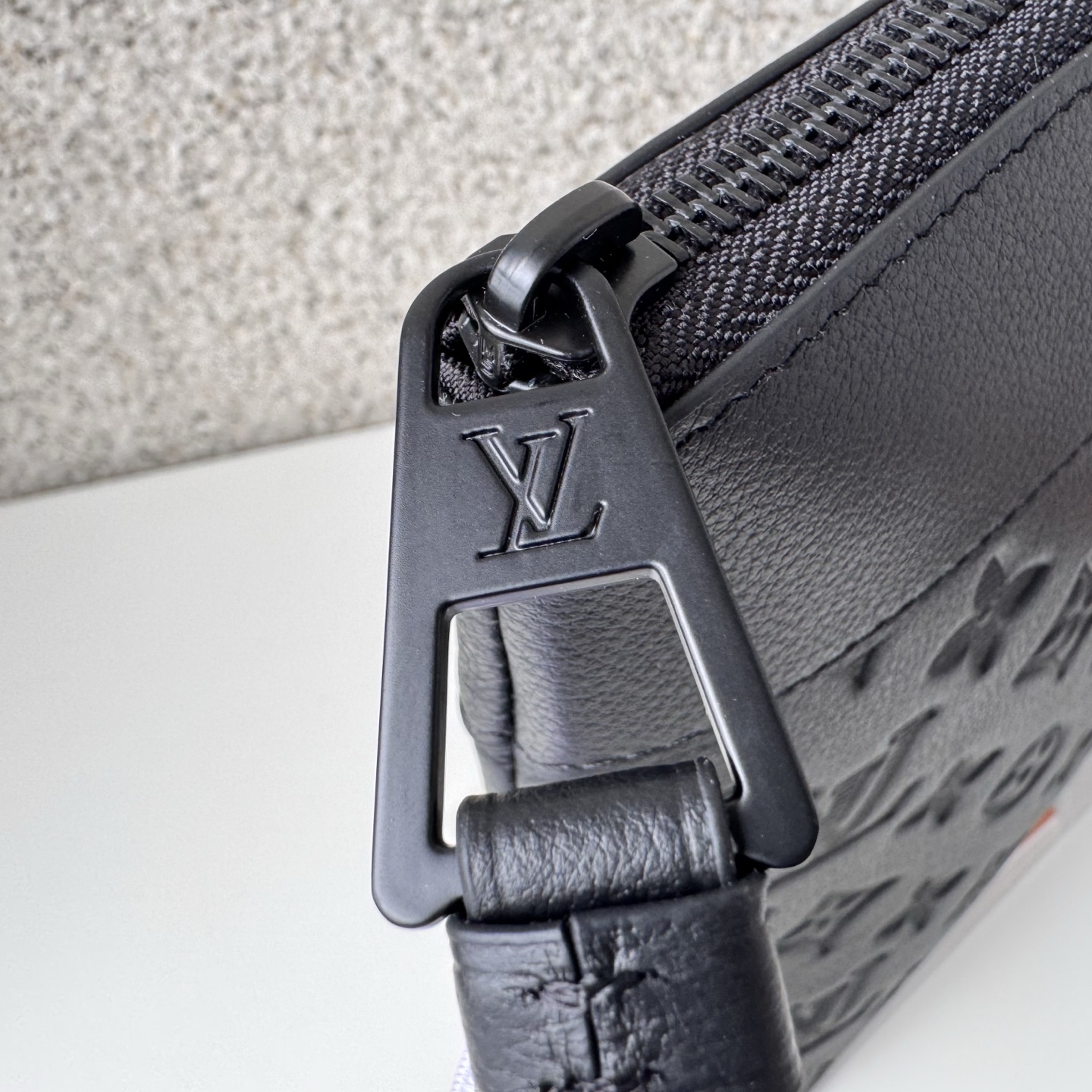 루이비통 M82545 Monogram Shadow 엠보싱 플라워 스타일 Pochette Voyage Souple 클러치백