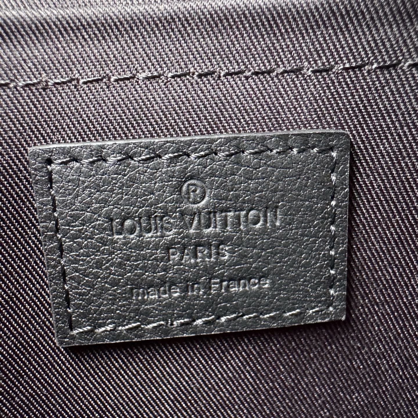 루이비통 M82545 Monogram Shadow 엠보싱 플라워 스타일 Pochette Voyage Souple 클러치백