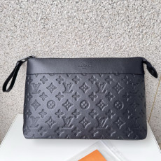루이비통 M82545 Monogram Shadow 엠보싱 플라워 스타일 Pochette Voyage Souple 클러치백