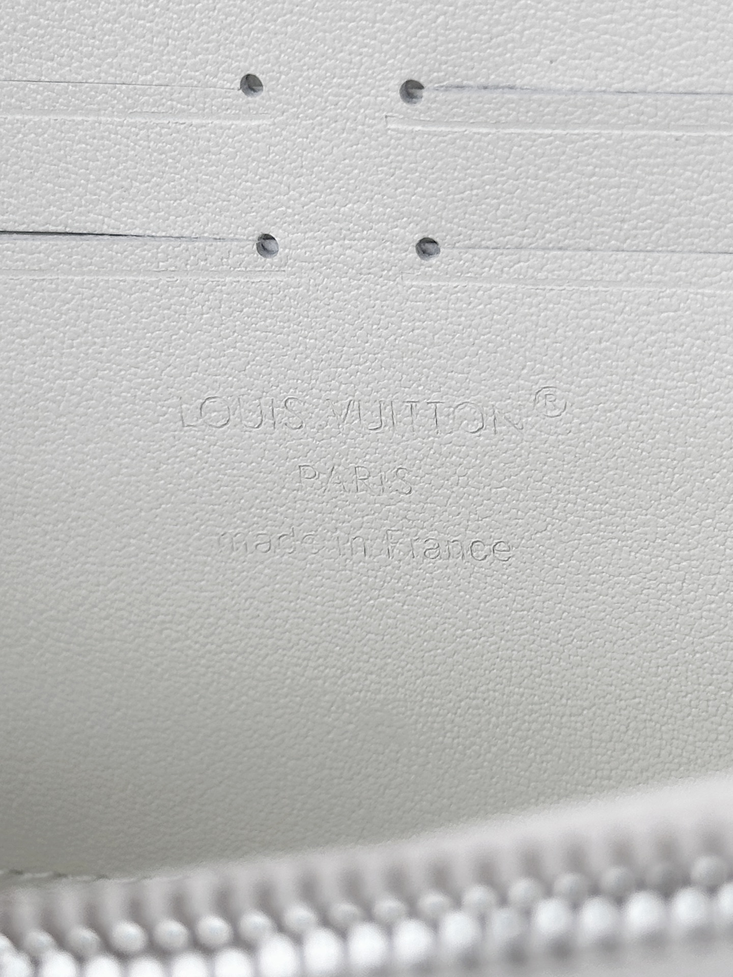 루이비통 M29133 Monogram Shadow 군백색 스타일 가로형 지퍼 장지갑