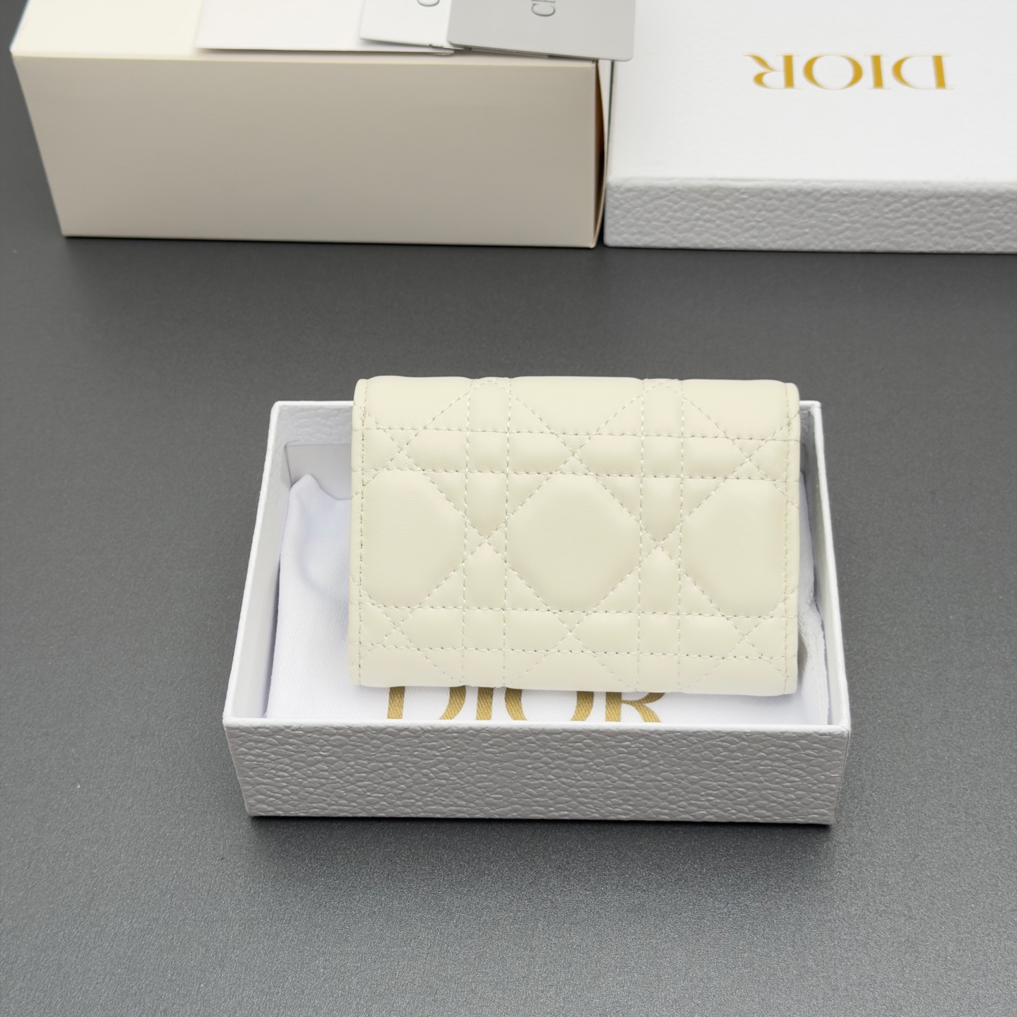 디올 S2067 Lady Freesia 스타일의 크림 화이트 양가죽 미니 지갑