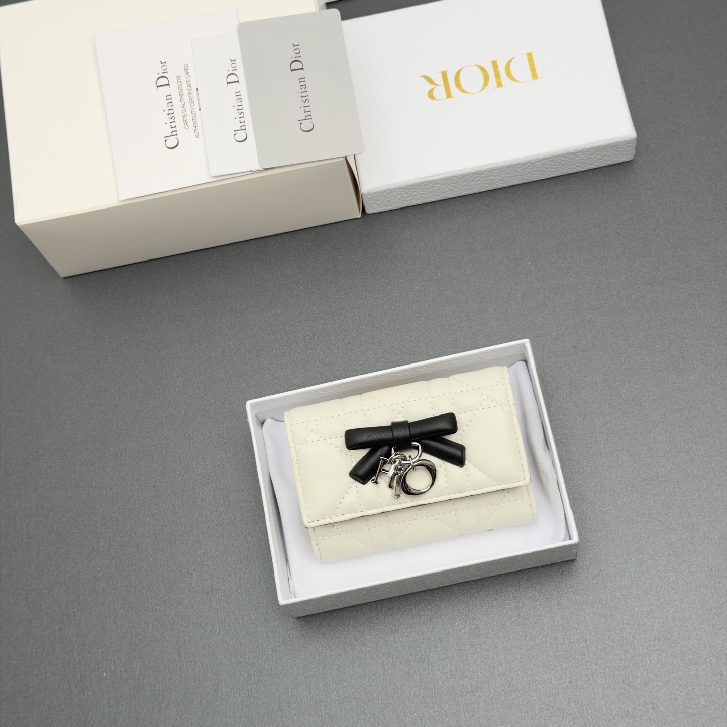 디올 S2067 Lady Freesia 스타일의 크림 화이트 양가죽 미니 지갑