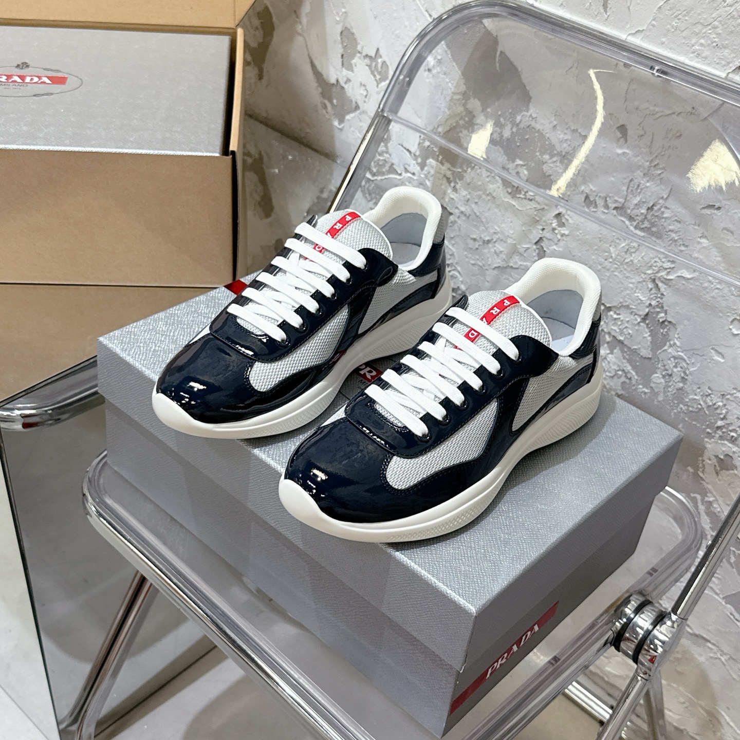 프라다 America’s Cup 스타일 네이비 블루 에나멜